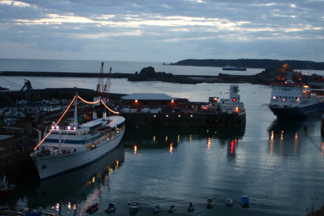 Victoria Pier with 100m Passenger ship